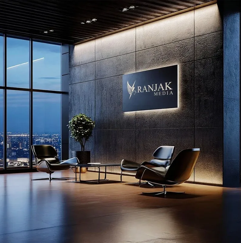 Sediul RANJAK Media — interior premium cu logo iluminat